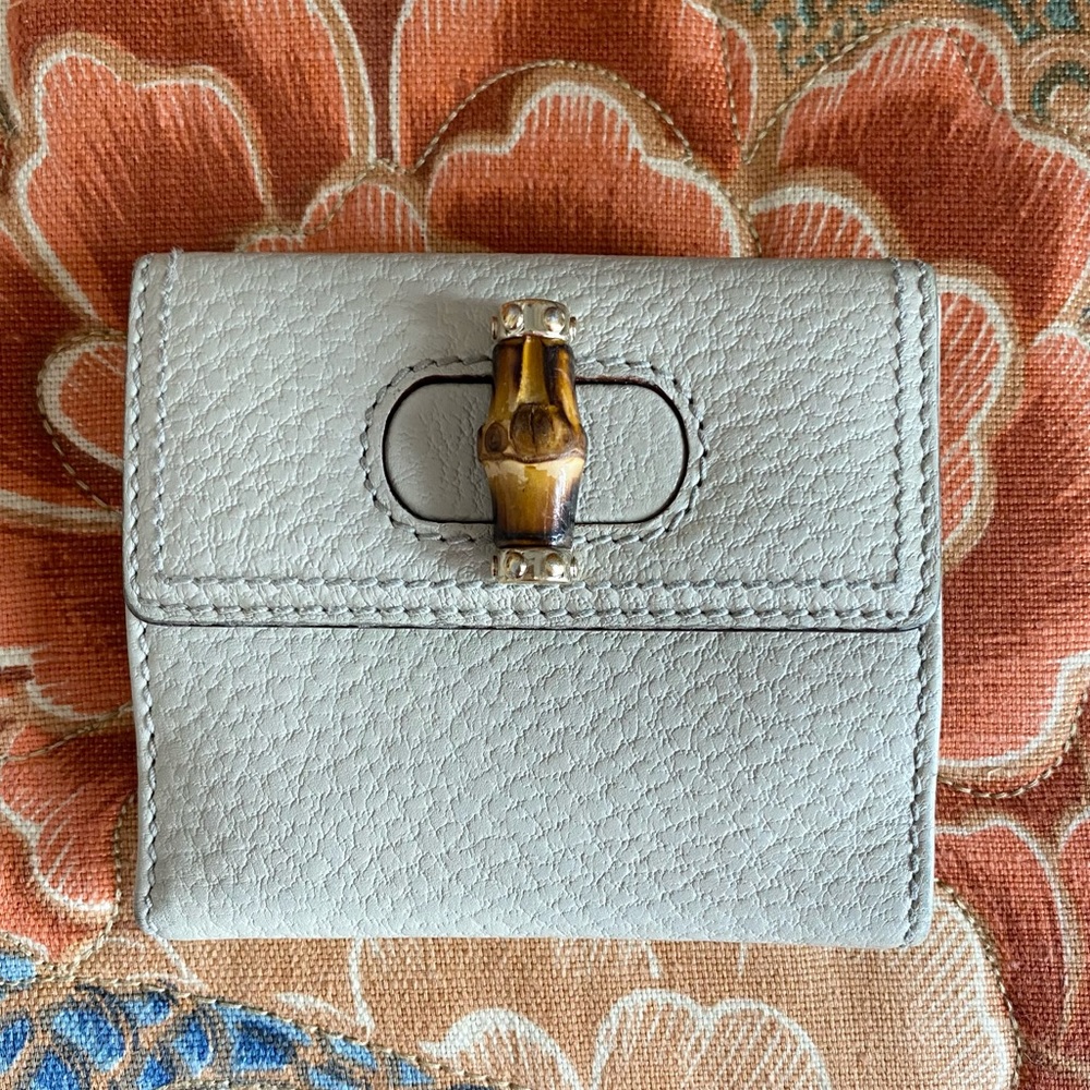 Authentic Gucci Ivory Pebbled Leather/Bamboo Clasp Line Wallet